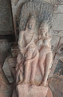 Një çift i skalitur mbi një nga kolonat e mandapa-s së tempullit të madh kushtuar Vishnu-s.