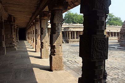 తంజావూరు ఐరావతేశ్వర దేవాలయం లోని స్తంభాలు