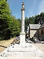 La statue de la Vierge à l'Enfant au cimetière.