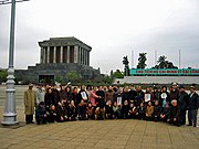 Eine Gruppe Kriegsveteranen posiert vor dem Hồ-Chí-Minh-Mausoleum in Hanoi für ein Foto.