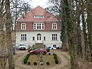 Villa mit Nebengebäude und Garten