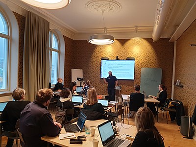 Axel Pettersson teaches librarians in Göteborg about Wikipedia.