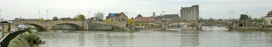 Confluence at Montereau-Fault-Yonne, the Seine to the left and the Yonne to the right.