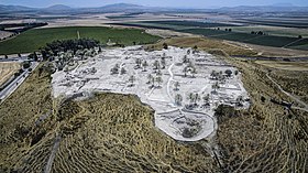 Zone de fouille dénudée au sommet d'une colline.