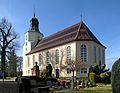 Kirche, Grufthaus (Hundsche Gruft) mit Wandobelisk für General Daun im Innern, Gruftbegräbnis Hugo Freiherr von Salza, 13 Grabmale, Torhaus zwischen dem alten Kirchhof und der Kirchhofserweiterung, Denkmal für die Gefallenen des Ersten Weltkrieges, Kriegerdenkmal zur Erinnerung an den Deutsch-Französischen Krieg von 1870/71, Steinkreuz vor der Hundschen Gruft, sämtliche schmiedeeiserne Gitter als Grabeinfriedungen entlang der Kirchhofsmauer sowie Einfriedungsmauer mit allen Eingangspfeilern und -toren (Einzeldenkmale zu ID-Nr. 09303357)