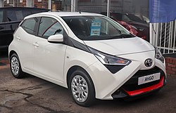 Egy Toyota Aygo személygépkocsi szemből