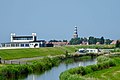 Zicht op Hindelopen met badpaviljoen en Grote kerk