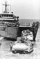 רכב קרבי משורין של חטיבת הצנחנים עולה לנחתת אח"י אכזיב (פ-65) לסבב הנחתה שני בחוף האוולי, 7 ביוני 1982
