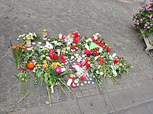 Fleurs en mémoire de l'attaque au couteau à Würzburg.