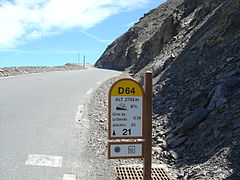 La route M2205 (ex-D64) près du col de la Bonette. Sur la borne, il est affiché un pourcentage de montée de 8 %.