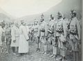 Імператор Карл I оглядає боснійські частини на Італійському фронті, 1915 р. Бачимо національні головні убор на баснійцях та прикріплені до них ялинові гілочки.