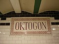 A kisföldalatti „Oktogon” állomásának névfelirata