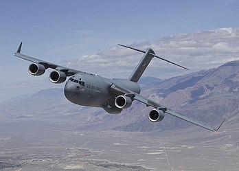 Boeing C-17 Globemaster III T-1 da Força Aérea dos Estados Unidos sobrevoa o vale Owens a caminho da Base Aérea de Edwards, Califórnia, Estados Unidos. (definição 2 100 × 1 500)