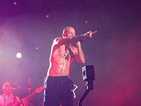 Residente singing No Hay Nadie Como Tú in Puerto Rico