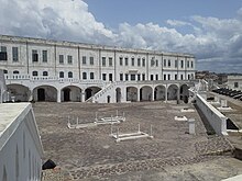 Intérieur du fort de Cape Coast avec les tombes de personnes notables, dont celle de Philip Quaque.