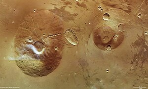 Ceraunius Tholus (li.) und Uranius Tholus