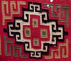 Chakana on an Inca Uncu Chakana inca detalle textil uncu 001.JPG