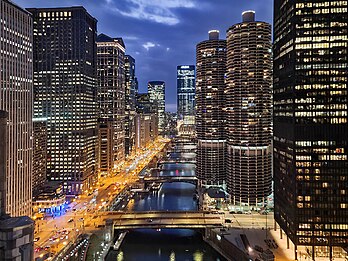 Vue sur les ponts traversant la rivière Chicago de nuit avec au premier plan les tours jumelles de Marina City. (définition réelle 2 105 × 1 000)