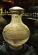 Oslikana keramička vaza iz vremena rane Zapadne dinastije Han, ukrašena bareljefima zmajeva, feniksa i taotia.