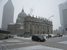 Façade vue du boul. René-Lévesque l'hiver.