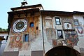 Clusone (Provinz Bergamo), palazzo comunale. Die Fassadenmalerei zeigt zahlreiche Spuren der kurzen Malatesta-Herrschaft[20]