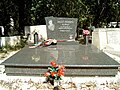 Sírja Budapesten. Farkasréti temető: 1-1-465/466.
