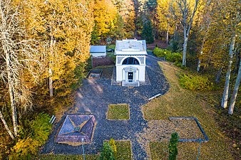 De Tolly mausoleum ja õu