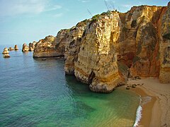 Dagiti derraas ken aplaya ti puraw a darat idiay Algarve.