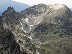 Vlevo Divá veža, vpravo trojvrcholový Svišťový štít.