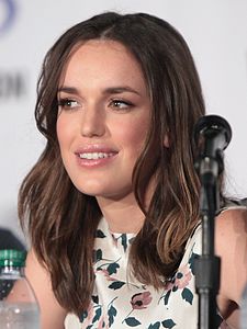 Elizabeth Henstridge na WonderConu v roce 2016