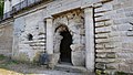 Entrée de grotte sur la façade nord du château.