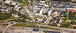 Norrlands universitetssjukhus med delar av Umeå universitets campus i övre vänstra hörnet och Umeå östra station längst ned