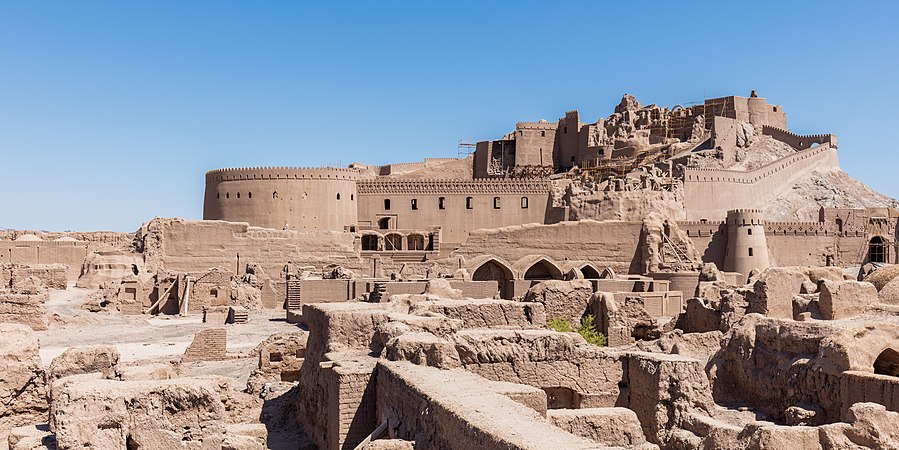 图为巴姆古城的总体景观。巴姆古城是是全球最大的土坯建筑群，还是联合国教科文组织的世界文化遗产，位于伊朗东南部克尔曼省的巴姆。这个坐落在丝绸之路上的巨大城堡大约兴建于阿契美尼德王朝时期或更之前。古城于2003年巴姆大地震被摧毁，地震同时造成超过26,000人死亡，而图中可见当时进行中的古城重建工作。