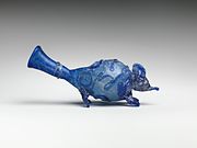 Souris. Flacon à serpentin, verre bleu, L. 14,6 cm. IIIe siècle EC. Met[140]