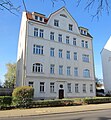 Mietshaus in offener Bebauung, mit Vorgarten