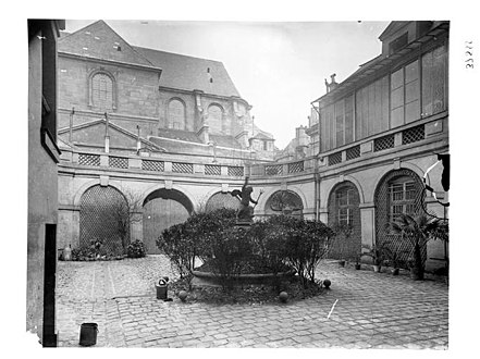 Courtyard viewed from the southwest. The Église Saint-Louis-en-l'Île is in the background.