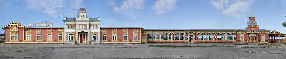 Haapsalu raudteejaama peahoone kaugelt (2011)