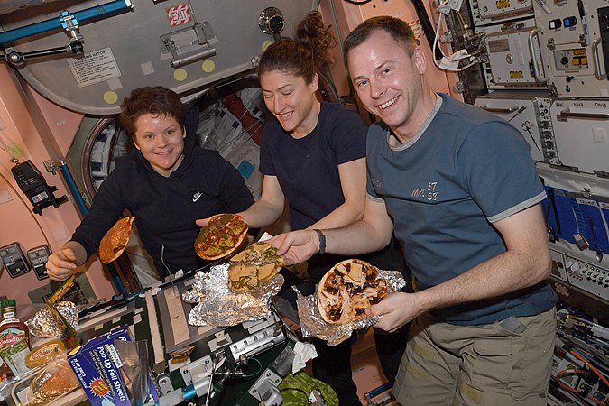 Repas à bord du module Unity.