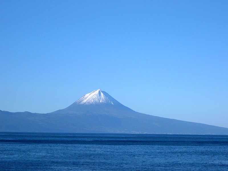 Ficheiro:Ilha do Pico vista da Fajã Grande, Calheta, ilha de São Jorge, Açores, Portugal.JPG