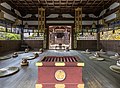 Vue intérieure du temple bouddhiste Hounen Jonin Gobyo (Tombe) avec un coffre en bois rouge, des tapis en paille ronds individuels et des objets religieux, à l'intérieur du vaste complexe de Chion-in, arrondissement de Higashiyama-ku, Kyoto, Japon. Juin 2019.