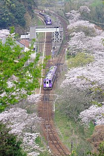 笠置山から笠置駅を眺める(画像手前が亀山方面、奥が加茂方面)