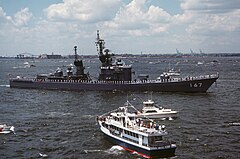 <small> <i> (junio 2008) </i> </small> JS Nagatsuki (DD-167) en New York Harbor, —4 JUL.
1986 a.jpg