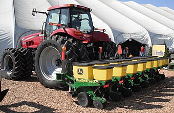 Case IH Magnum 335 mit John Deere Sähmaschine