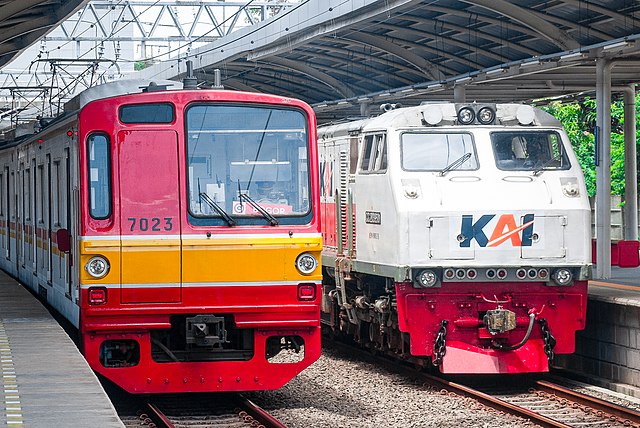 KRL Commuter Line dan kereta api jarak jauh di Stasiun Jatinegara.