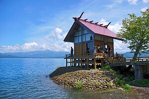 田沢湖畔に建つ漢槎宮