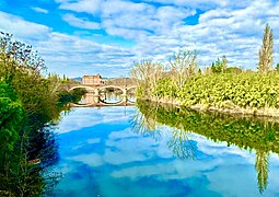 Le moulin d'Albias vu du pont du village d'Albias.