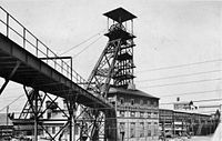 Le puits n° 5 de la fosse n° 5 - 5 bis des mines de Liévin est au premier plan, le puits n° 5 bis, plus petit, est situé à l'arrière-plan, partiellement caché par la passerelle.