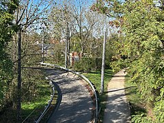 Édifice du service des eaux au milieu de l'échangeur de Cusset, rappelant le passage de la Rize sur la rive gauche du canal de Jonage.