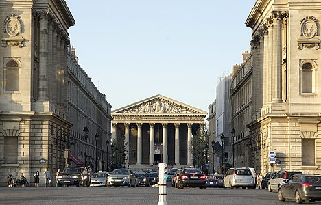 Pogled na cerkev vzdolž Rue Royale s Place de la Concorde. Strogo usklajenost stavb je bila zagotovljena s kraljevim dekretom leta 1824.