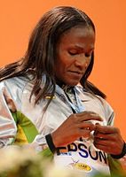 Vizeweltmeisterin Maria de Lurdes Mutola, sie hatte als Weltmeisterin von 1993, WM-Dritte von 1997 und Olympiadritten von 1996 bereits einige Medaillen gesammelt – nicht ihre letzten